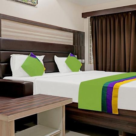 Treebo Trend Jsn Grand Hotel Vidzsajavádá Kültér fotó