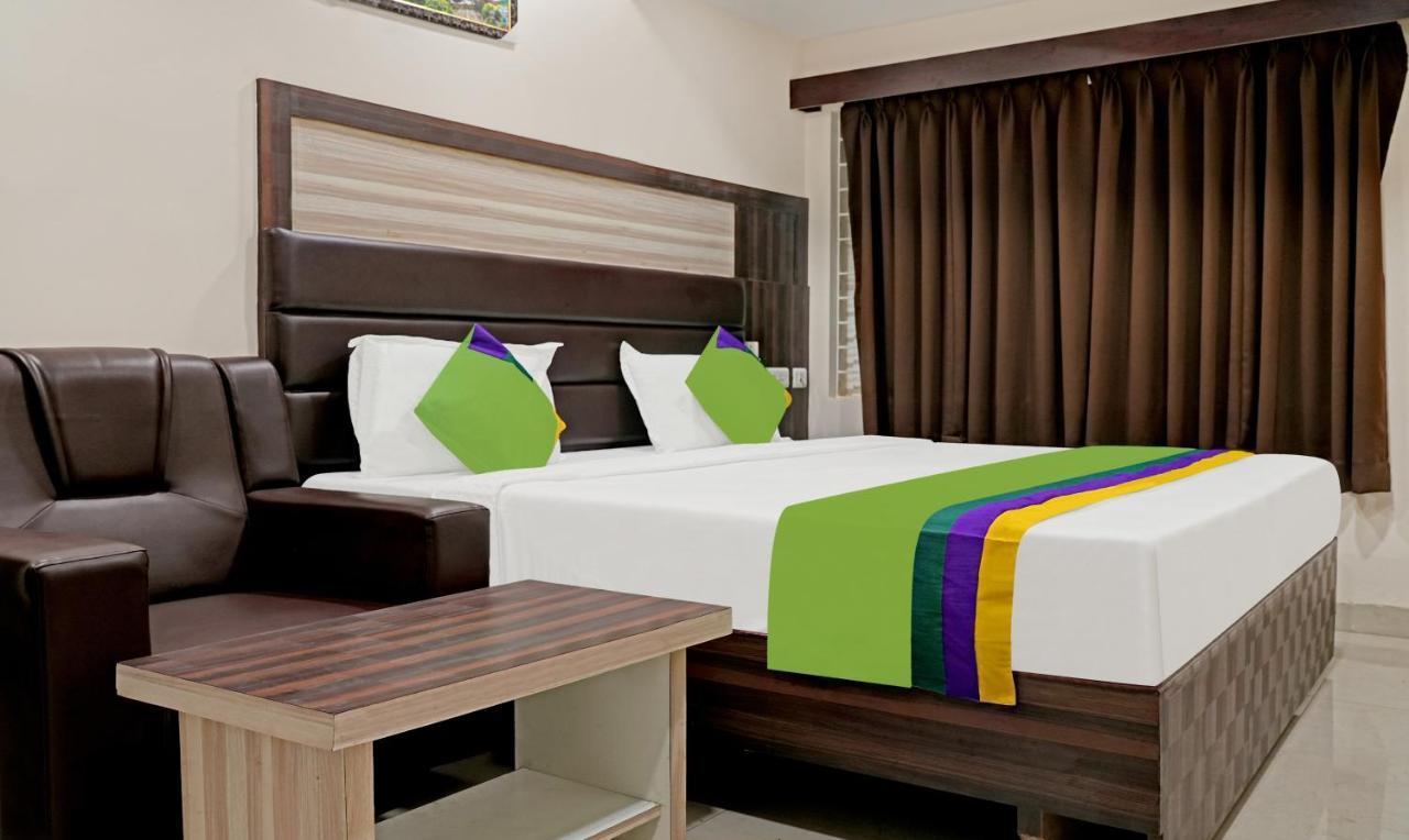 Treebo Trend Jsn Grand Hotel Vidzsajavádá Kültér fotó