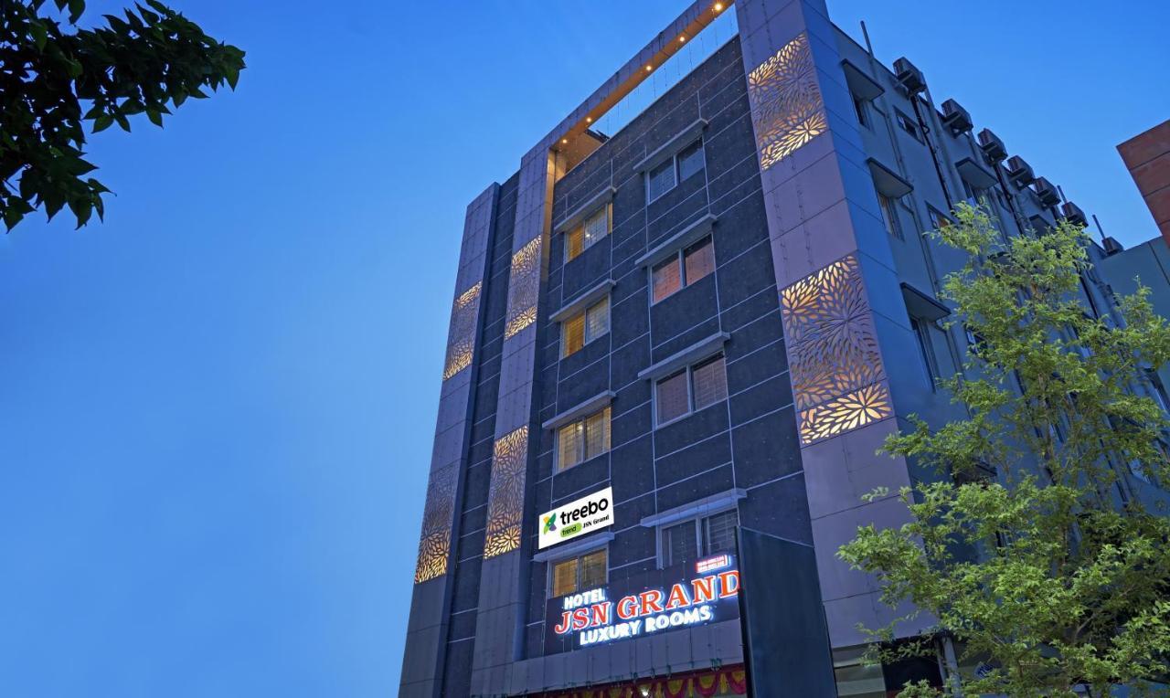 Treebo Trend Jsn Grand Hotel Vidzsajavádá Kültér fotó