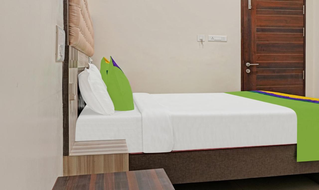 Treebo Trend Jsn Grand Hotel Vidzsajavádá Kültér fotó