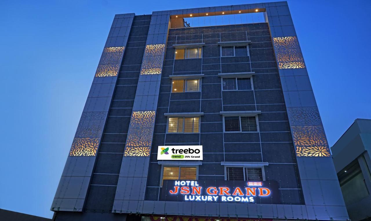 Treebo Trend Jsn Grand Hotel Vidzsajavádá Kültér fotó